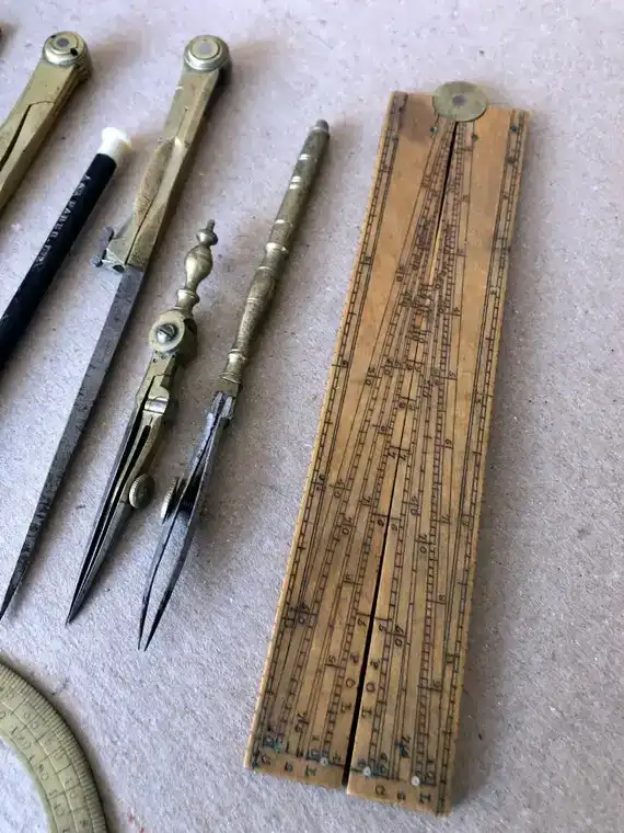 Cartografische instrumenten op tafel