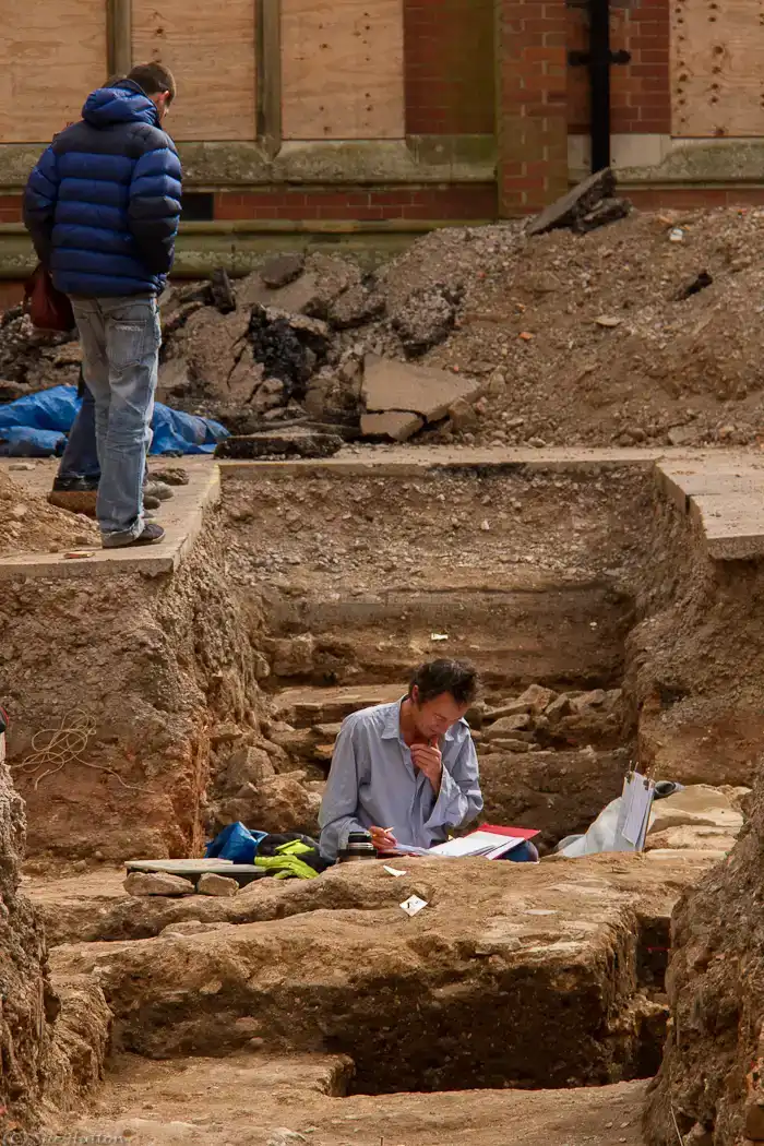 Archeoloog aan het werk in sleuf